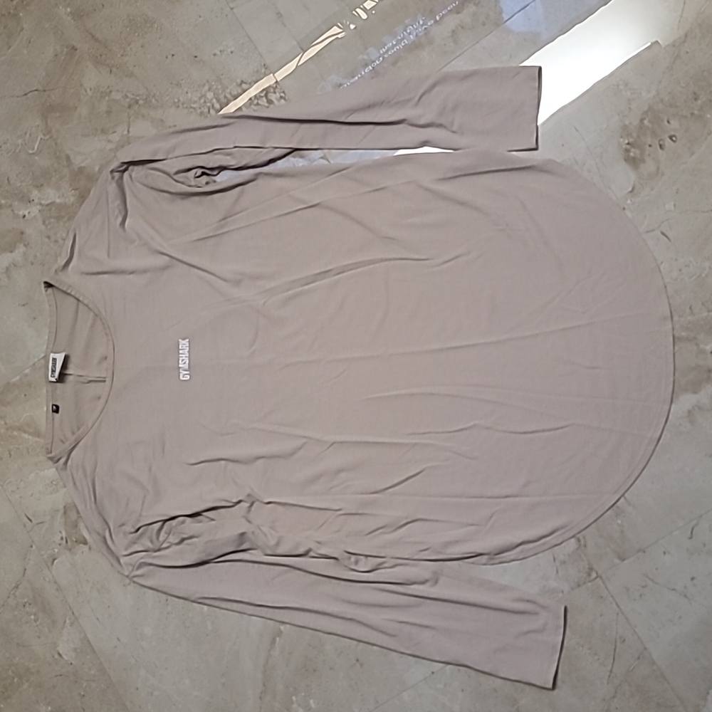 Gymshark high low long sleeve shirt. Excellent condition. Size large.